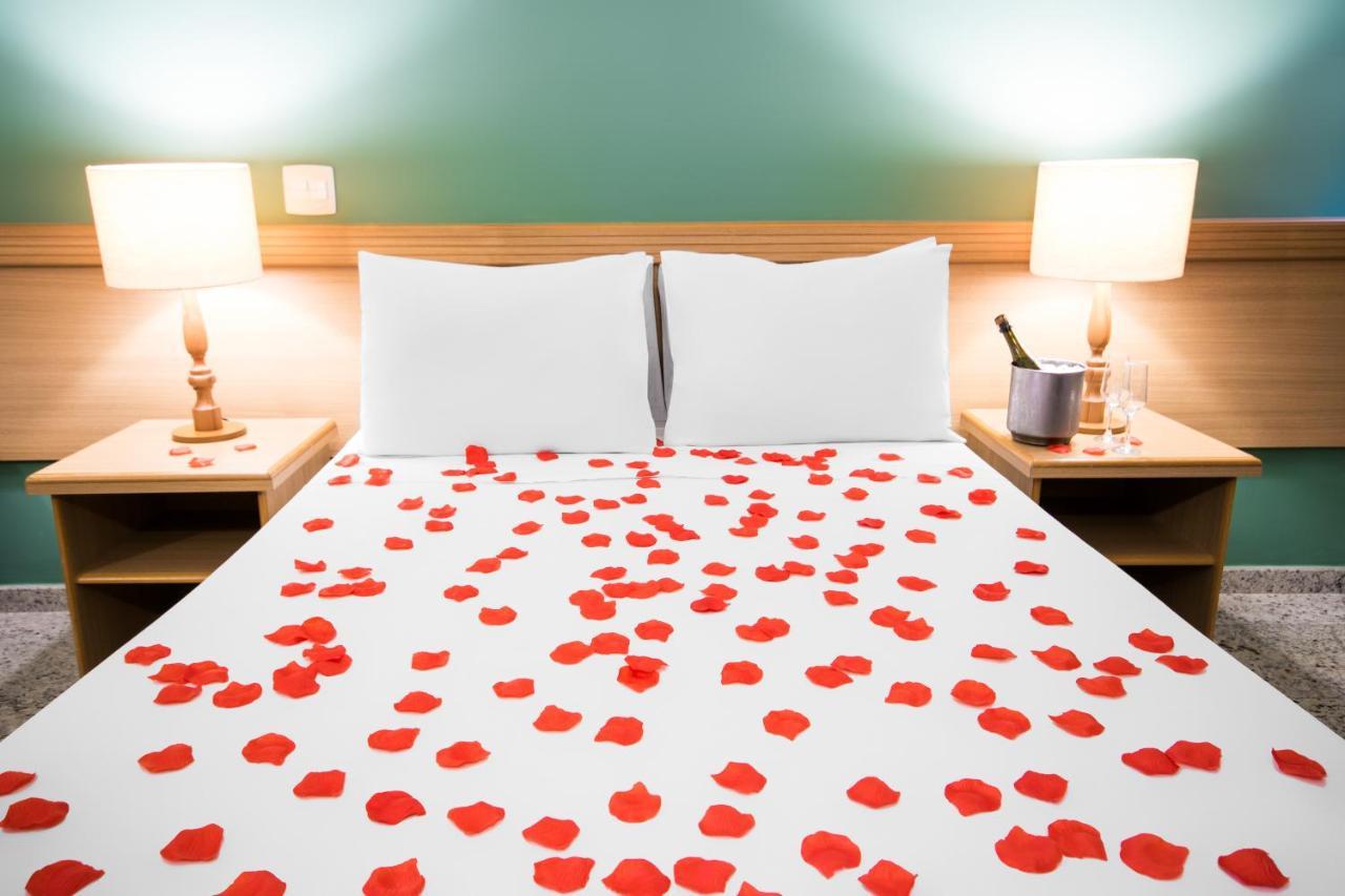 Hotel Golden Park All Inclusive Pocos De Caldas By Nacional Inn Екстериор снимка Rose petals on a bed