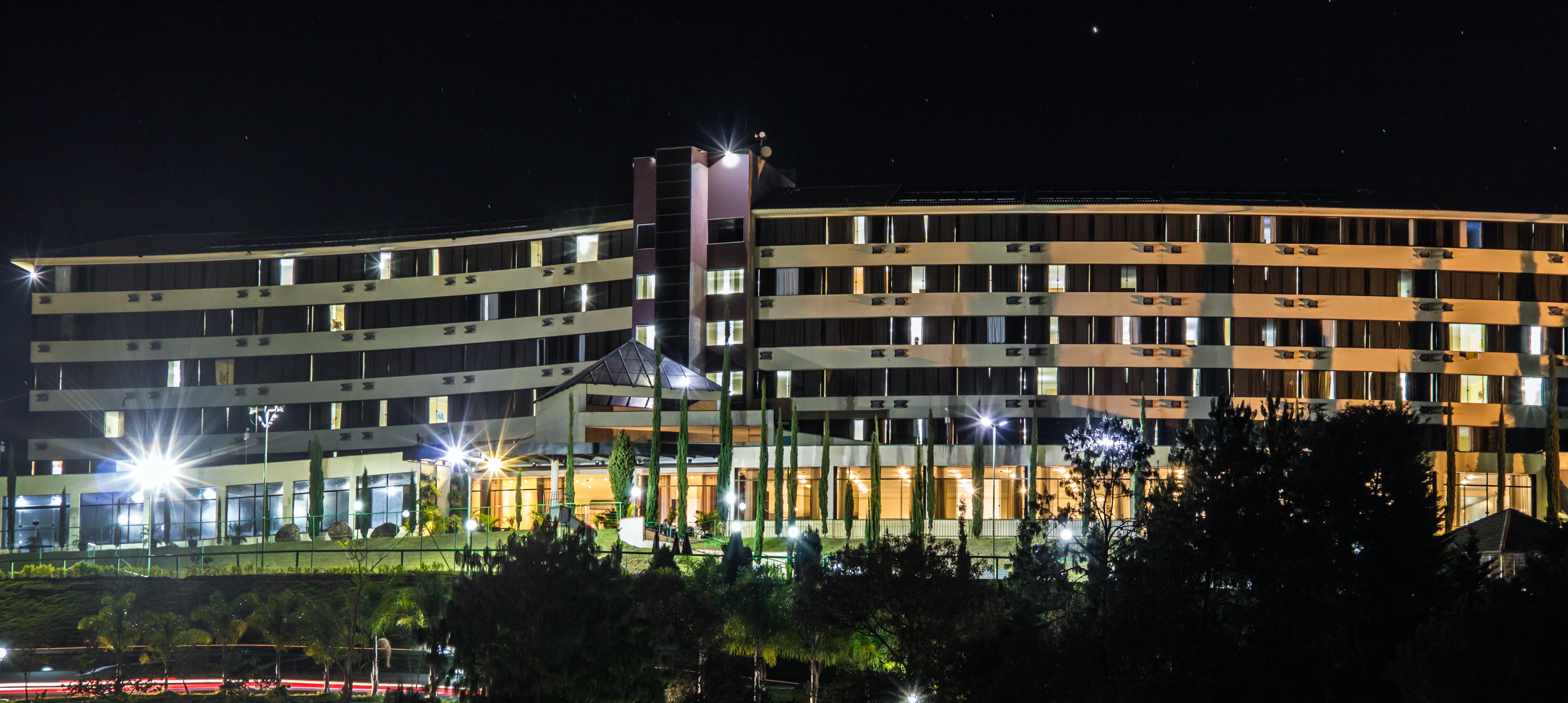 Hotel Golden Park All Inclusive Pocos De Caldas By Nacional Inn Екстериор снимка The hotel at night