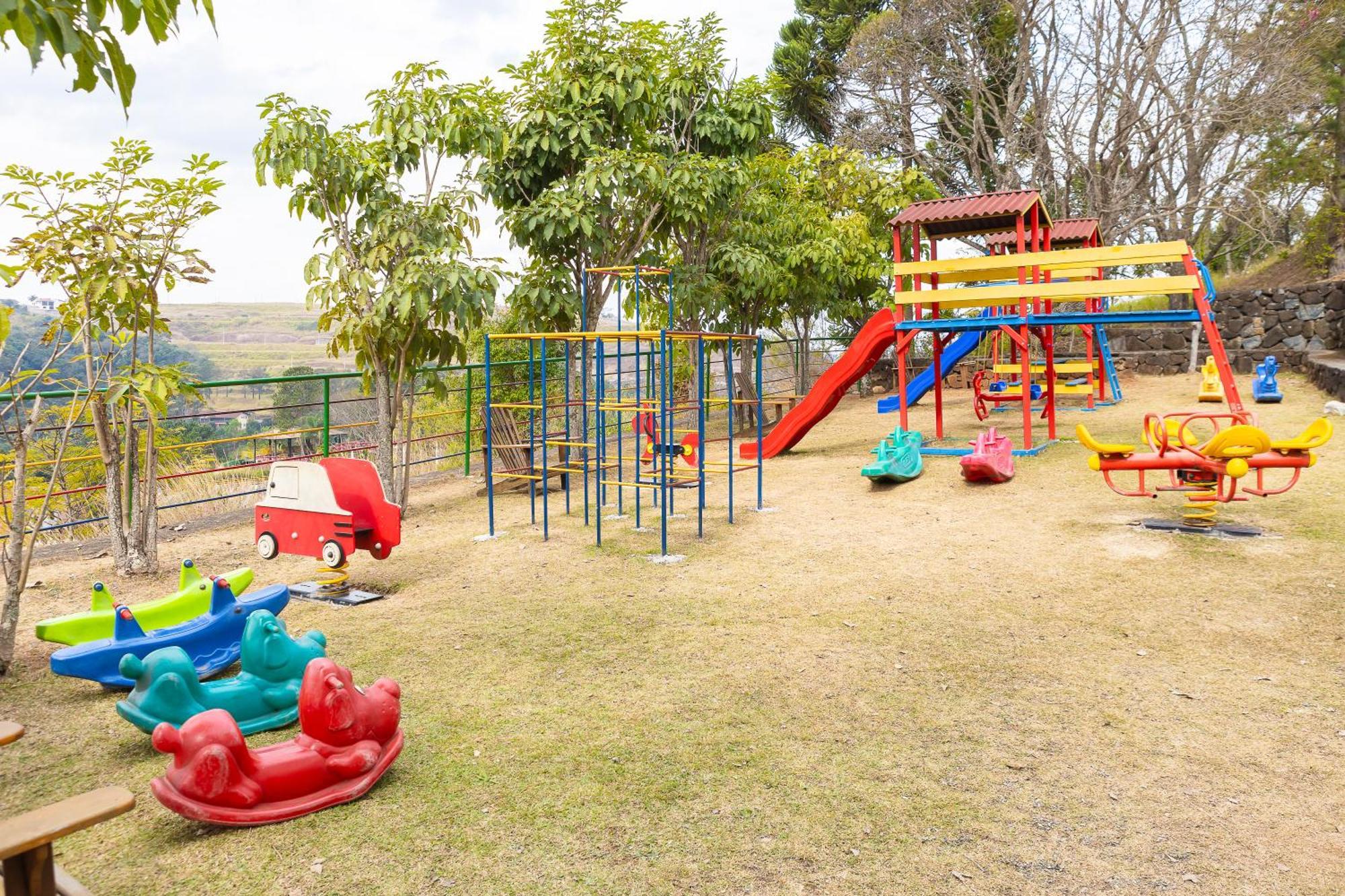Hotel Golden Park All Inclusive Pocos De Caldas By Nacional Inn Екстериор снимка Playground in the park