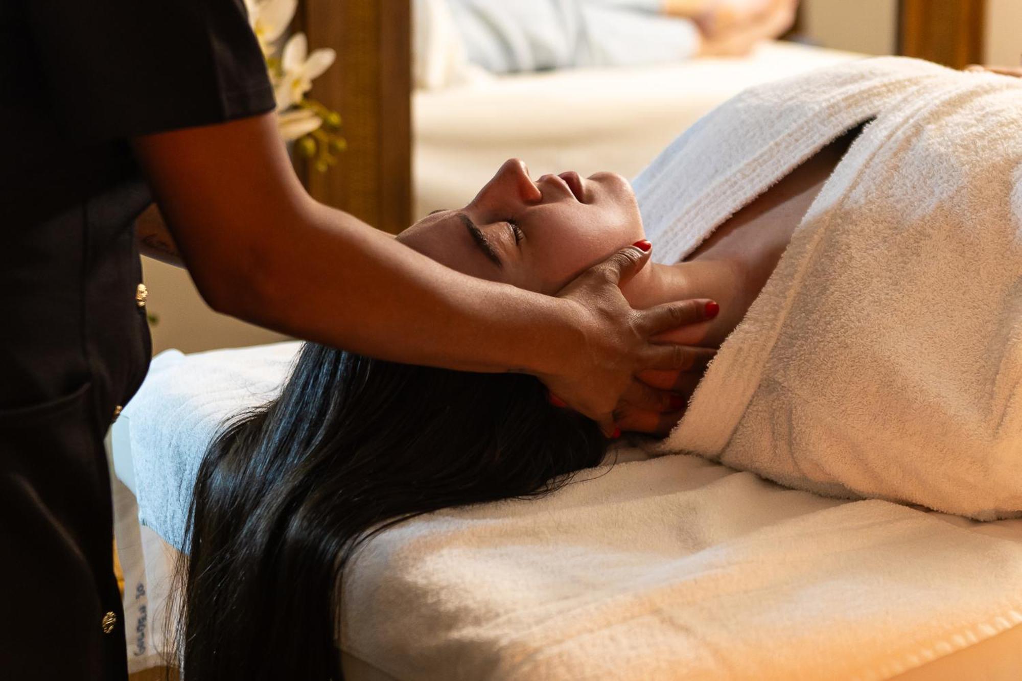 Hotel Golden Park All Inclusive Pocos De Caldas By Nacional Inn Екстериор снимка A woman receiving a head massage