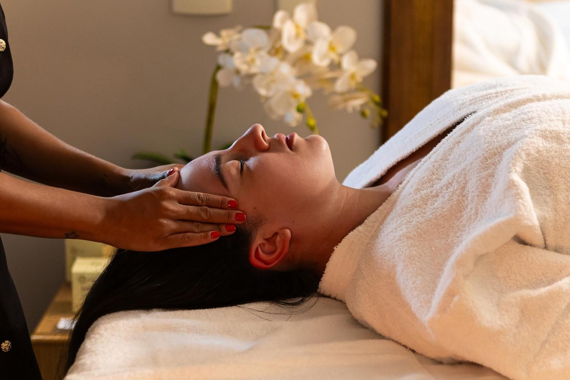 Hotel Golden Park All Inclusive Pocos De Caldas By Nacional Inn Екстериор снимка A woman receiving a facial massage